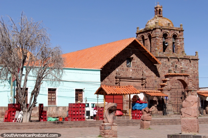 La Iglesia de San Pedro y obras de arte hechas de roca en Tiahuanaco plaza. (720x480px). Bolivia, Sudamerica.