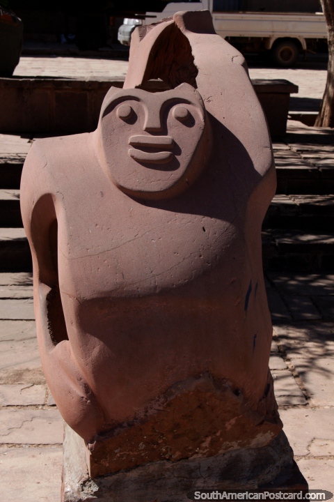 Una figura con grandes labios tallados en la roca en la plaza de Tiahuanaco. (480x720px). Bolivia, Sudamerica.