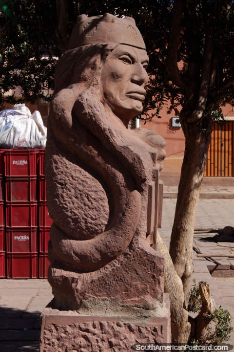 El antiguo hombre de piedra que se encuentra en frente de la iglesia en Tiahuanaco. (480x720px). Bolivia, Sudamerica.