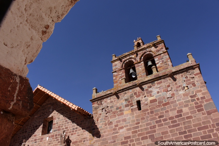 Mirando a travs del arco de las campanas de la Iglesia de San Pedro en Tiahuanaco. (720x480px). Bolivia, Sudamerica.
