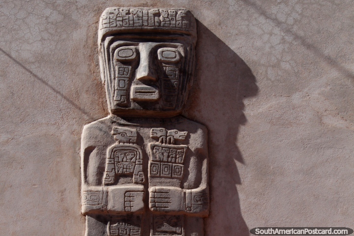 Una figura de piedra a la entrada de las ruinas de Tiahuanaco. (720x480px). Bolivia, Sudamerica.