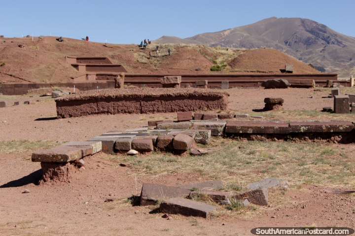 De pie en medio de las Ruinas de Tiahuanaco, tratando de encontrar algo que ver. (720x480px). Bolivia, Sudamerica.