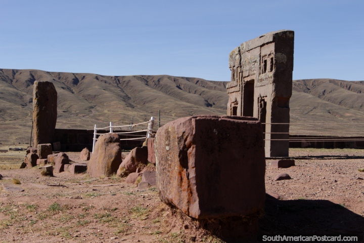 Las ruinas de paredes de piedra y la Puerta del Sol en Tiahuanaco. (720x480px). Bolivia, Sudamerica.