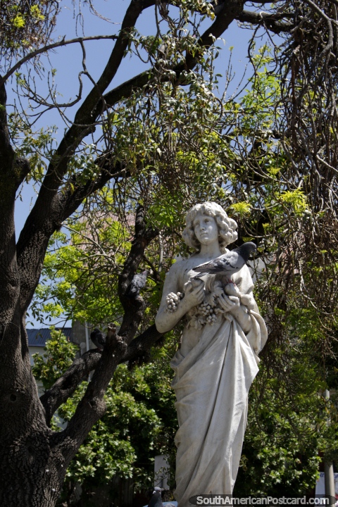 Una estatua de mujer blanca que sostiene las uvas y frutas en la Plaza Murillo, en La Paz. (480x720px). Bolivia, Sudamerica.