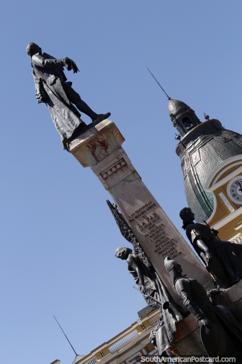 Estatua y el monumento en la Plaza Murillo, en La Paz. (480x720px). Bolivia, Sudamerica.