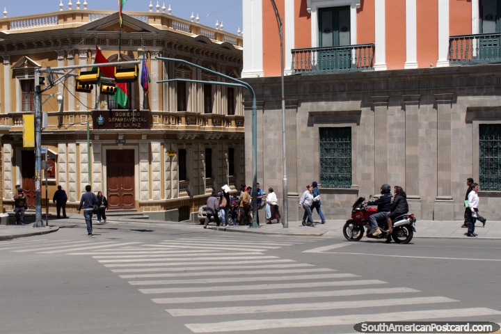 Los edificios del gobierno en la esquina de la Plaza Murillo, en La Paz. (720x480px). Bolivia, Sudamerica.