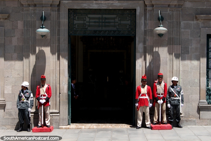 Guardias vestidos de rojo frente al edificio del Gobierno en la Plaza Murillo, La Paz. (720x480px). Bolivia, Sudamerica.