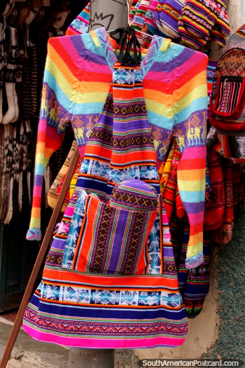 Um vestido colorido com muitos modelos de venda em La Paz. (480x720px). Bolvia, Amrica do Sul.
