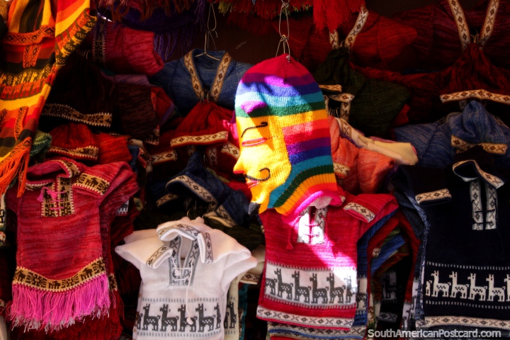 Uma cabea cheia balaclava e tecidos jrsei quentes de venda no mercado de bruxas em La Paz. (720x480px). Bolvia, Amrica do Sul.