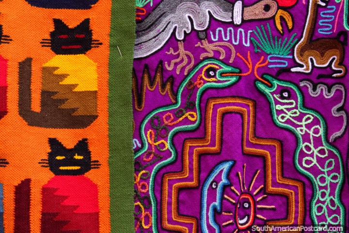 Un par de serpientes representadas en un tapiz y un par de gatos que aparecen en otra en La Paz. (720x480px). Bolivia, Sudamerica.