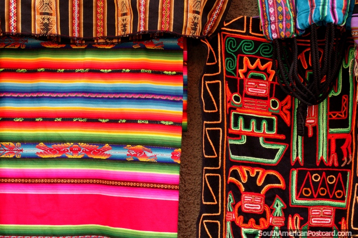 Coloridos tapices en las tiendas alredador el mercado de las brujas en La Paz. (720x480px). Bolivia, Sudamerica.