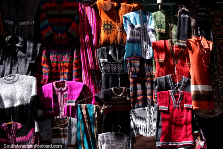Jerseys en exhibicin por las calles empedradas del mercado de las brujas en La Paz. (720x480px). Bolivia, Sudamerica.
