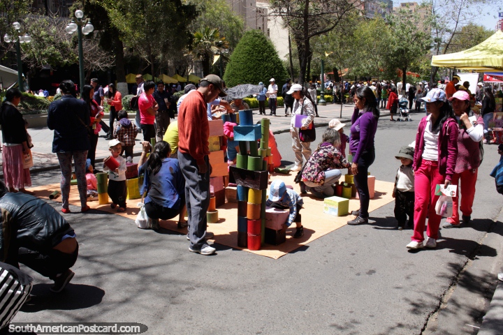 Aos domingos em La Paz, fecham a rua principal para jogos infantis e bandas ao vivo. (720x480px). Bolvia, Amrica do Sul.