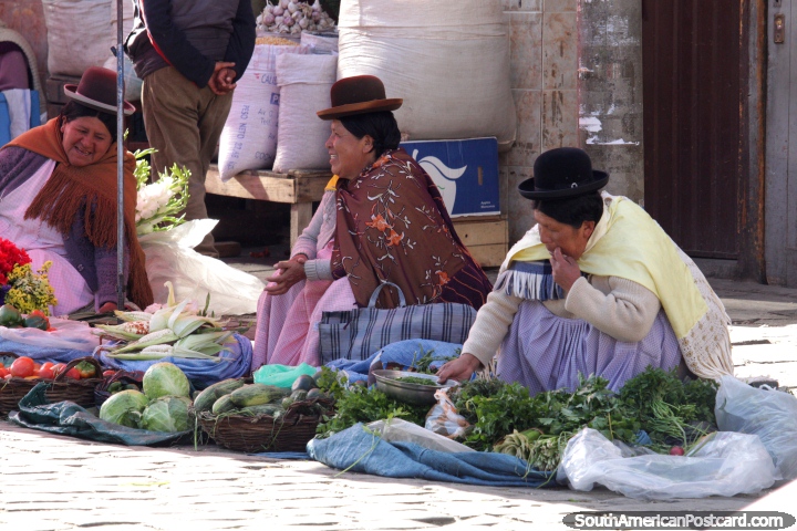 3 mujeres se sientan al lado de la carretera de la venta de algunas verduras bsicas en La Paz. (720x480px). Bolivia, Sudamerica.