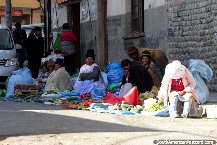 As mulheres sentam-se em conjunto e vendem verduras na margem de estrada em La Paz. (720x480px). Bolvia, Amrica do Sul.