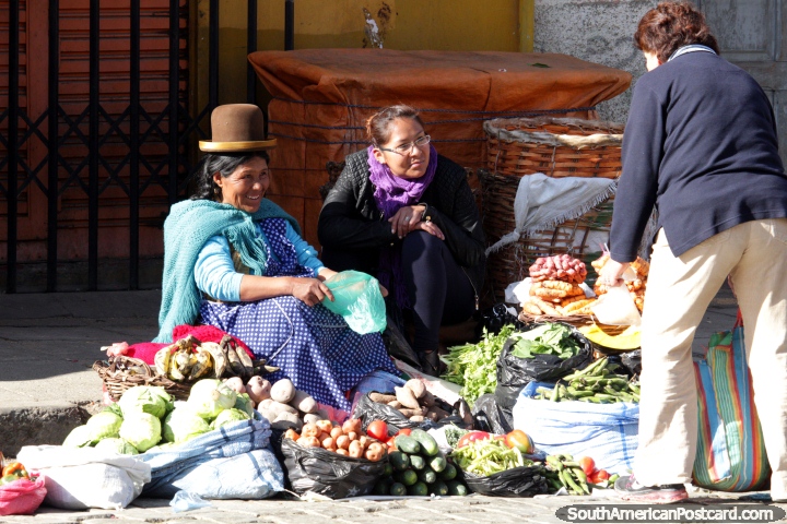 Esta mujer est feliz de tener un cliente temprano para vender algunas verduras, Mercado Rodrguez, de La Paz. (720x480px). Bolivia, Sudamerica.