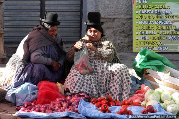 Una mujer bolsas algunos pimientos rojos y tambin tiene cebollas y coles para vender, Mercado Rodrguez en La Paz. (720x480px). Bolivia, Sudamerica.