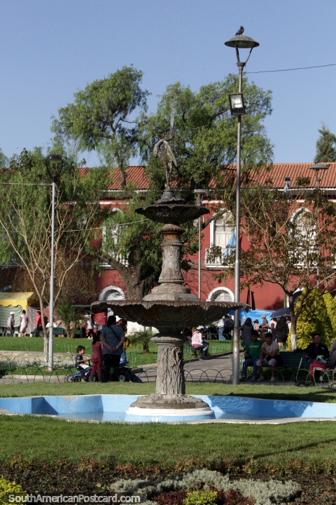 Una buena día en la Plaza Colón con una fuente en el centro. (480x720px). Bolivia, Sudamerica.