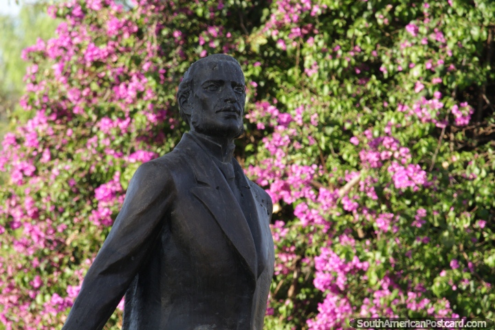 Nataniel Aguirre (1843-1888) estatua en Cochabamba, un político, escritor e historiador. (720x480px). Bolivia, Sudamerica.