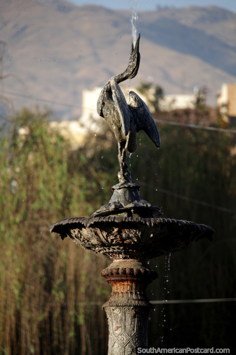 Uma fonte de pssaro borrifa a gua no ar em Praa Colon em Cochabamba. (480x720px). Bolvia, Amrica do Sul.