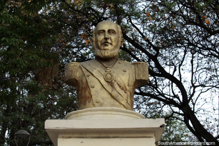 José Ballivián (18051852), expresidente, el busto de oro en