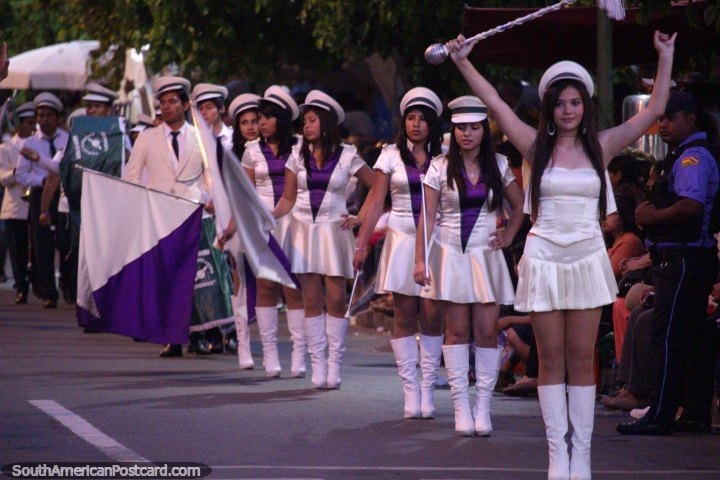 Las hermosas chicas de marcha de Cochabamba están listos para la acción. (720x480px). Bolivia, Sudamerica.