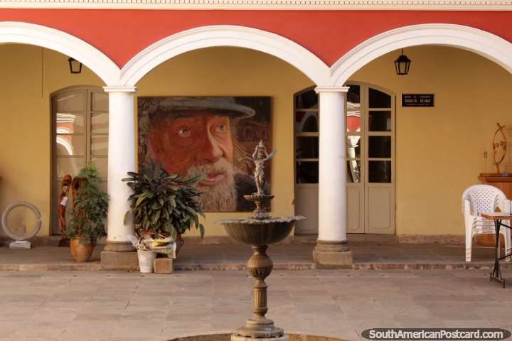 Vista de la fuente y el gran cuadro en el Museo de Escritores de Augusto Guzmn en Cochabamba. (720x480px). Bolivia, Sudamerica.