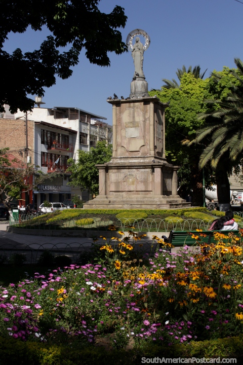 Monumento e jardins em uma praa pblica em Cochabamba central. (480x720px). Bolvia, Amrica do Sul.
