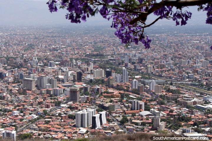 Vista de la gran ciudad de Cochabamba desde lo alto de la colina. (720x480px). Bolivia, Sudamerica.