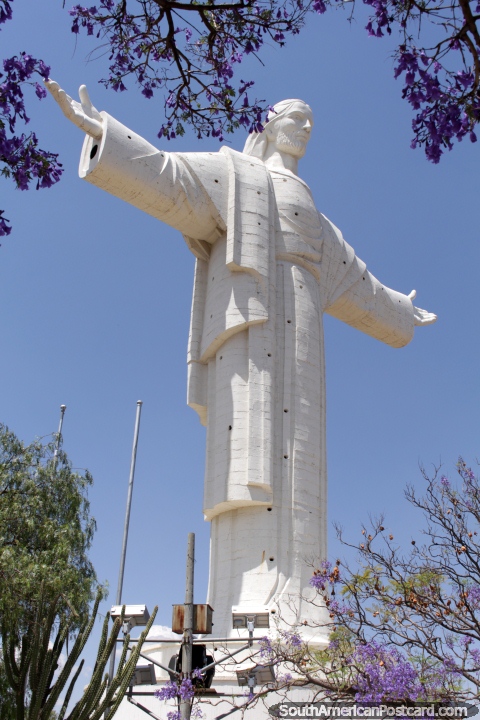 A esttua de Jesus mais alta no mundo em Cochabamba. (480x720px). Bolvia, Amrica do Sul.