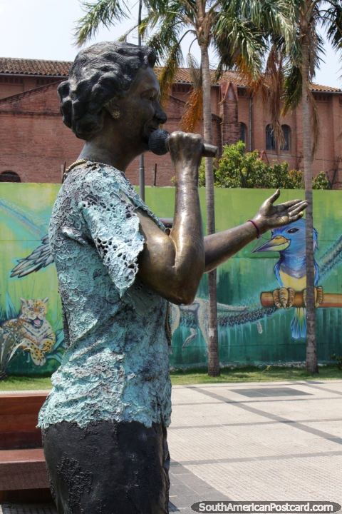 Monumento a Gladys Moreno (1933-2005) en Santa Cruz, un famoso cantante. (480x720px). Bolivia, Sudamerica.
