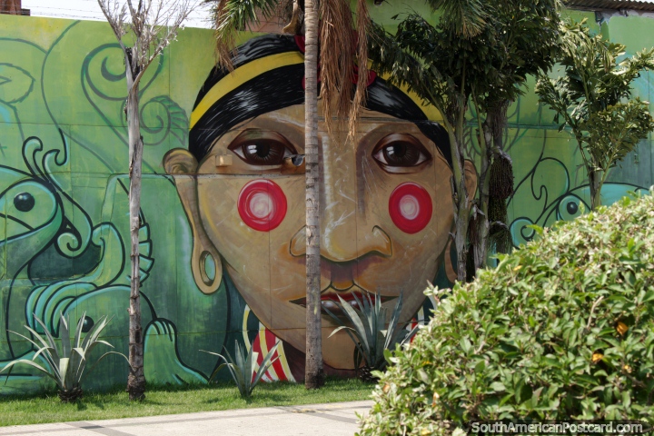 Grande mural de uma mulher indgena com faces cor-de-rosa vermelhas em Santa Cruz. (720x480px). Bolvia, Amrica do Sul.