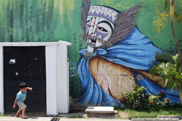 Cara enmascarada con plumas y una capa azul, mural en Santa Cruz. (720x480px). Bolivia, Sudamerica.