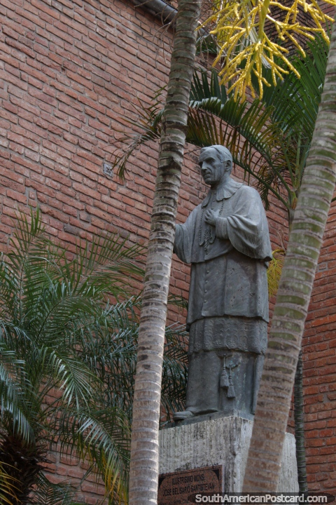 O arcebispo Jose Belisario Santistevan (1843-1931), esttua do lado de fora da catedral em Santa Cruz. (480x720px). Bolvia, Amrica do Sul.