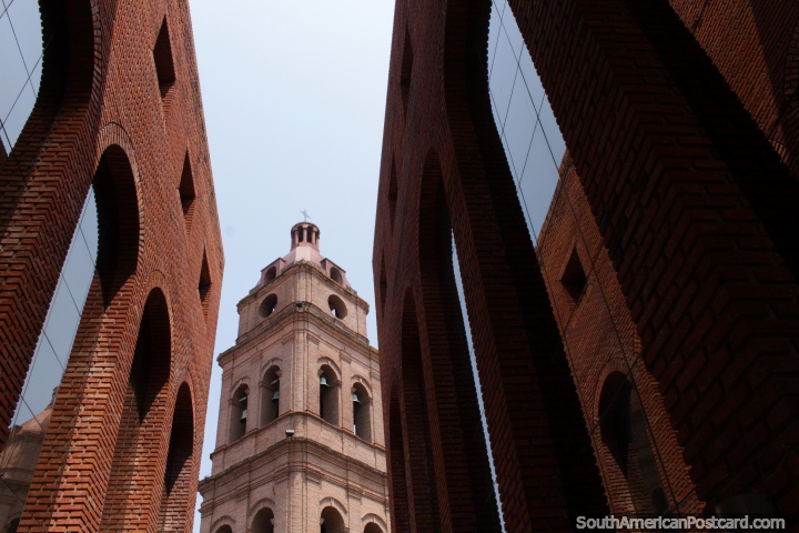 Torre de catedral, viso por uma fachada de tijolo com janelas refletidas em Santa Cruz. (720x480px). Bolvia, Amrica do Sul.