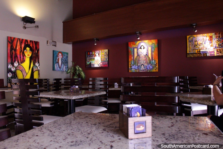 Um caf com belas pinturas em volta de Praa Principal em Santa Cruz. (720x480px). Bolvia, Amrica do Sul.