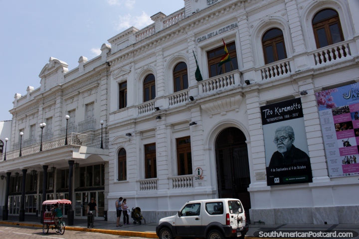 La casa de la cultura y el teatro al lado de la Plaza Principal en Santa Cruz. (720x480px). Bolivia, Sudamerica.