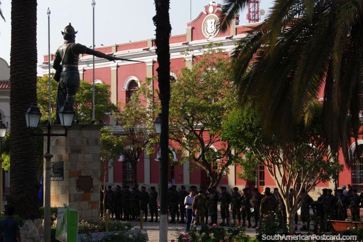 La línea militar en frente de los edificios del gobierno en el centro de Tarija. (720x480px). Bolivia, Sudamerica.