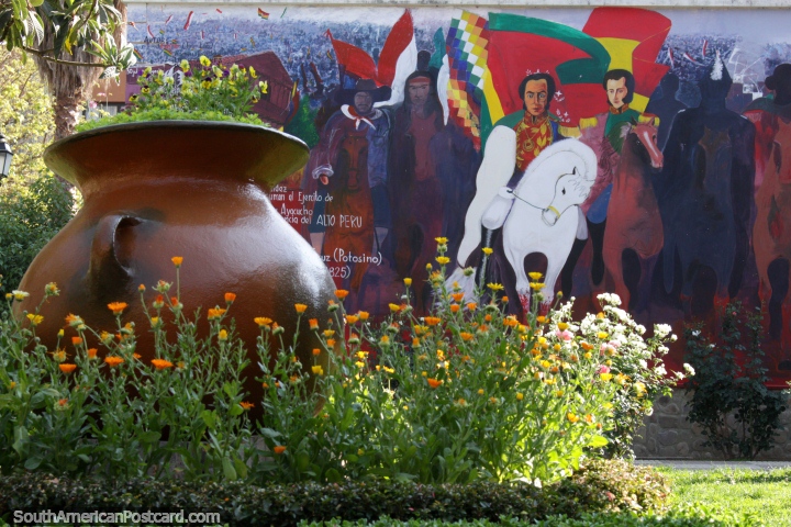 Praa Lizardi em Tarija com um mural de Bolvar e companhia. (720x480px). Bolvia, Amrica do Sul.
