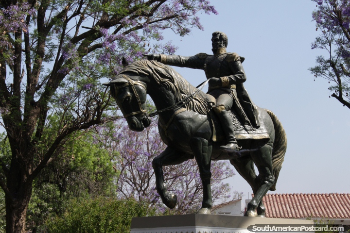 Antonio José de Sucre (1795-1830) a caballo, un líder de la independencia de Venezuela, monumento en Tarija. (720x480px). Bolivia, Sudamerica.