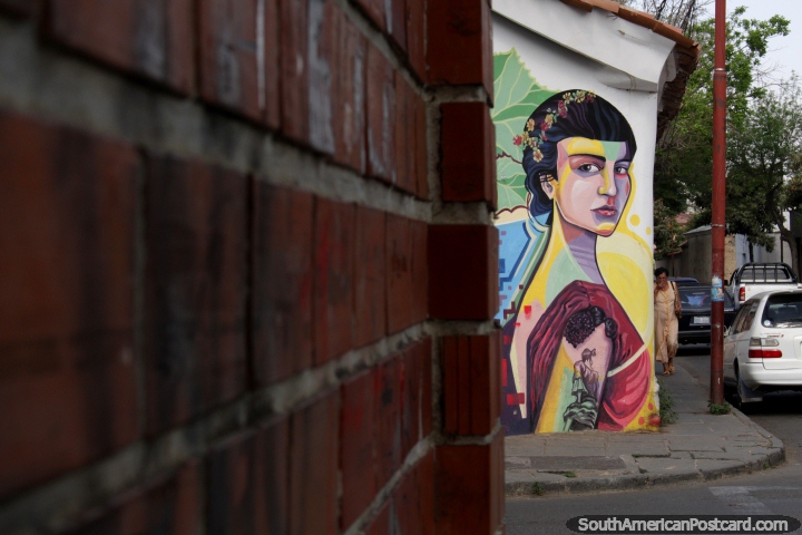 Mural bonito de uma mulher jovem em uma esquina de rua em Tarija. (720x480px). Bolívia, América do Sul.