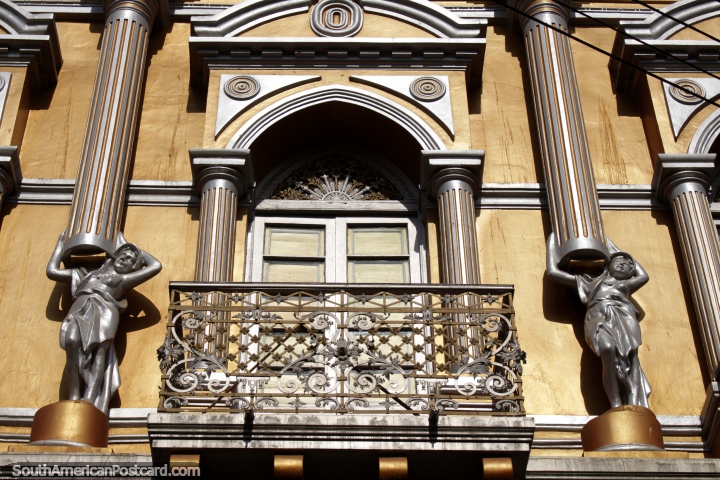 La fachada de oro prístina y sorprendente de la Casa de la Cultura en Tarija. (720x480px). Bolivia, Sudamerica.