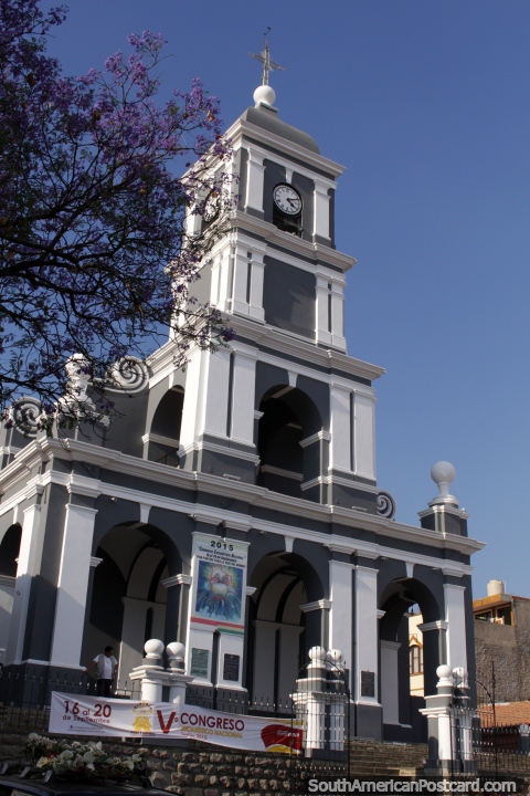 Igreja San Roque em Tarija, cinza e branco com uma torre de relógio. (480x720px). Bolívia, América do Sul.