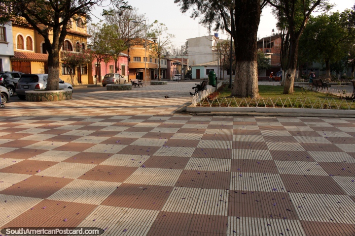 Plaza Oriondo con patrn de cuadros en el suelo, Tarija. (720x480px). Bolivia, Sudamerica.