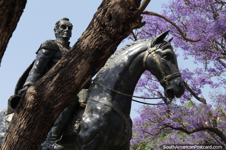 Simon Bolivar no seu cavalo, monumento em Parque Bolivar em Tarija. (720x480px). Bolvia, Amrica do Sul.