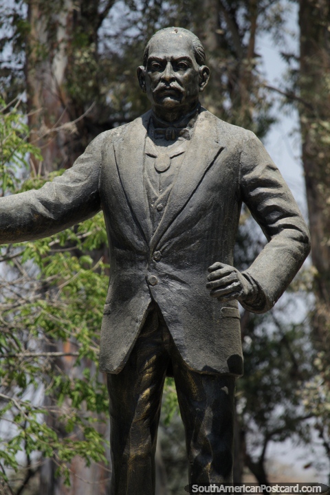 Juan Misael Saracho (1857-1915), periodista y vicepresidente, estatua en Tarija. (480x720px). Bolivia, Sudamerica.
