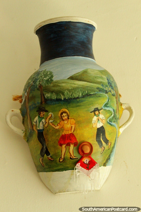 Um pote cermico com bailarinos pintou nele em Tarija. (480x720px). Bolvia, Amrica do Sul.