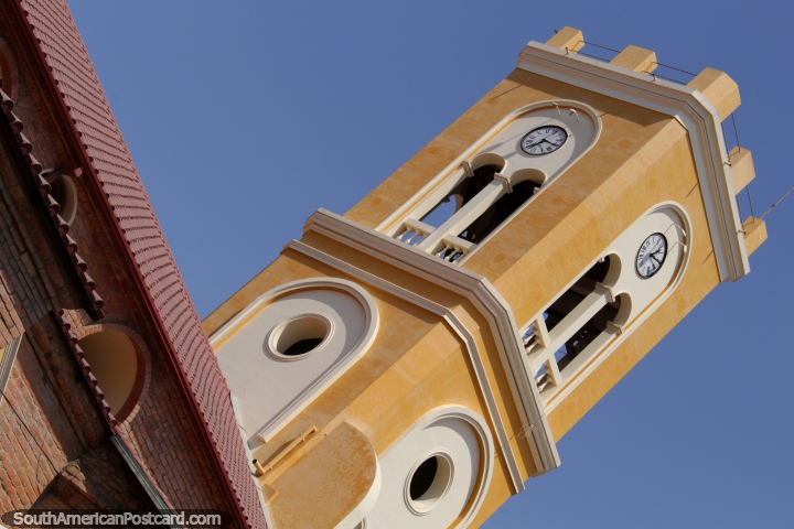 La torre del reloj de color amarillo de la Basílica de San Francisco (1767) en Tarija. (720x480px). Bolivia, Sudamerica.