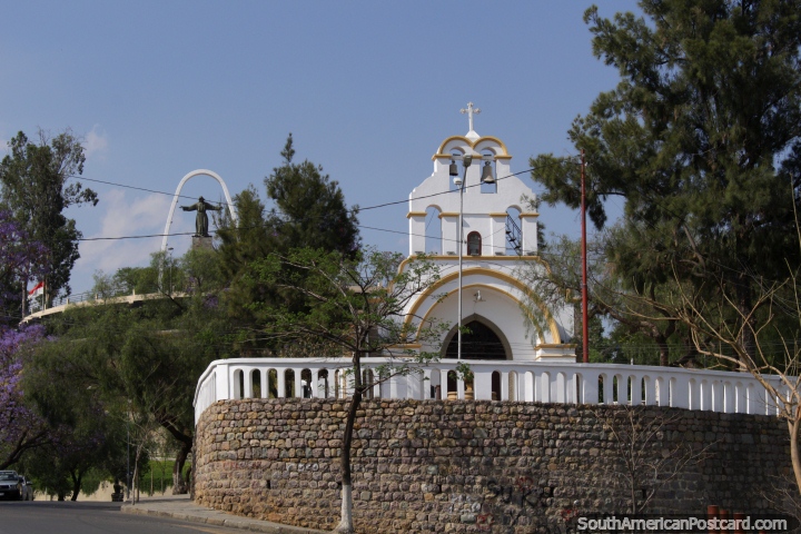 Igreja histrica Capela Loma de San Juan com sinos e um monumento junto em Tarija. (720x480px). Bolvia, Amrica do Sul.