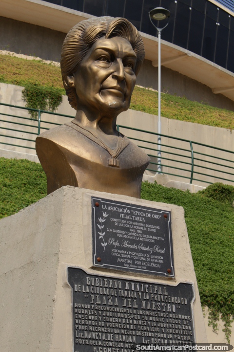 Mercedes Sánchez Rosell, un maestro y líder social, busto de oro en Tarija. (480x720px). Bolivia, Sudamerica.